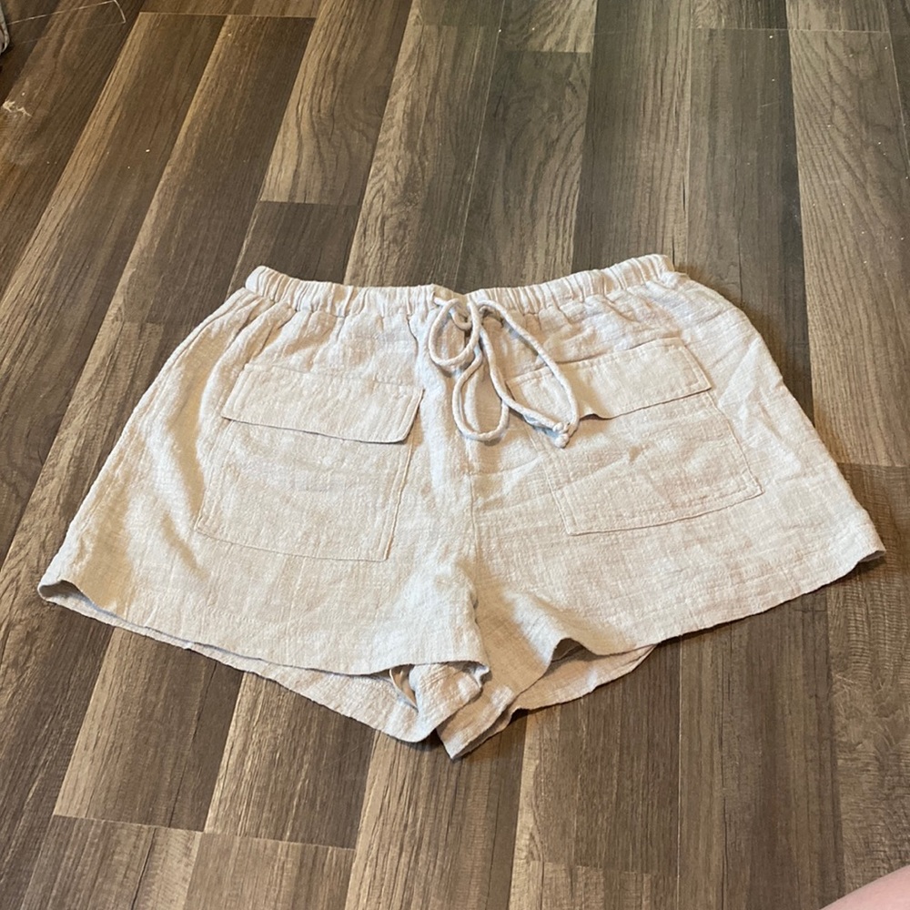 Cream shorts with tie waistband